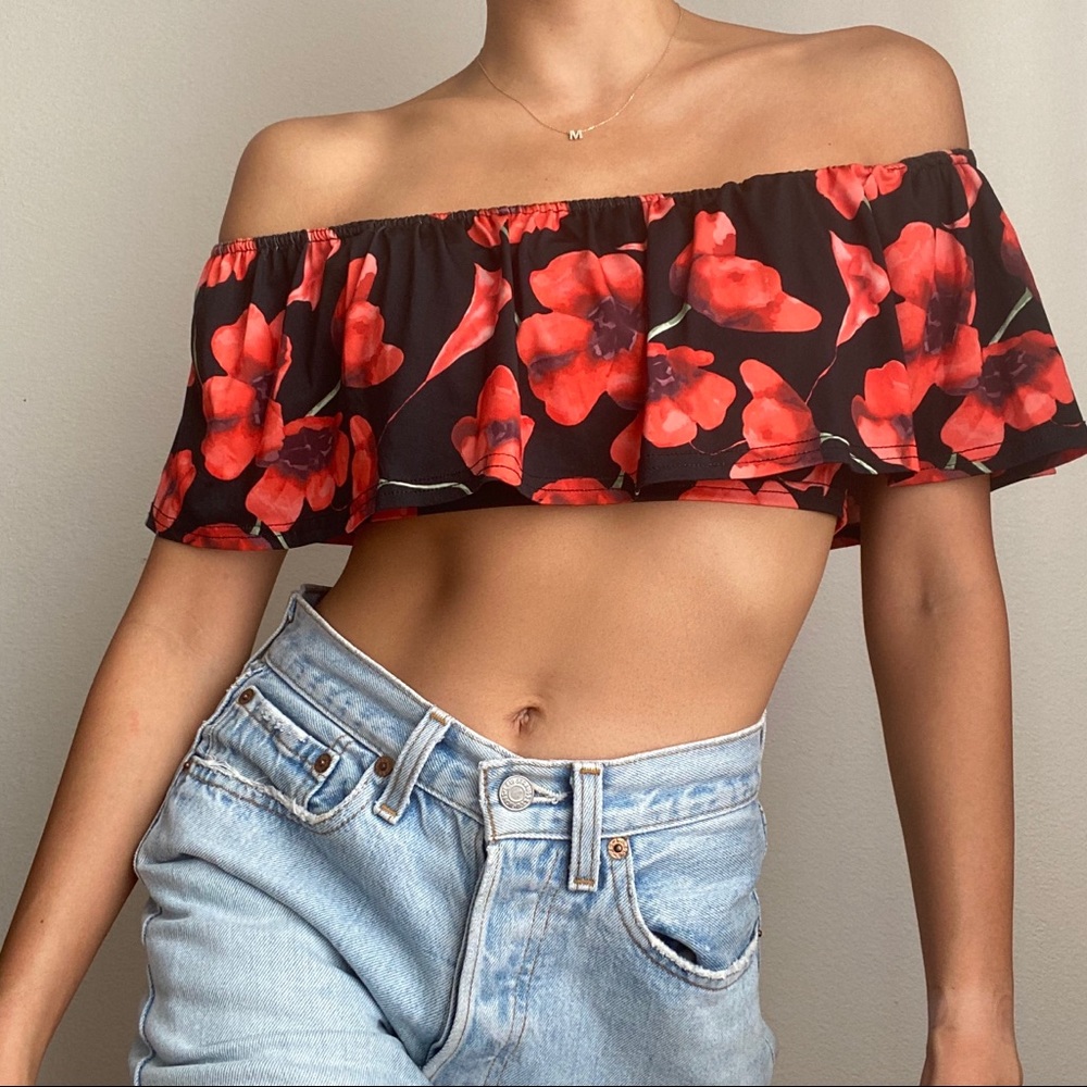 ✨SOLD✨Chic Black floral off-the-shoulder crop top